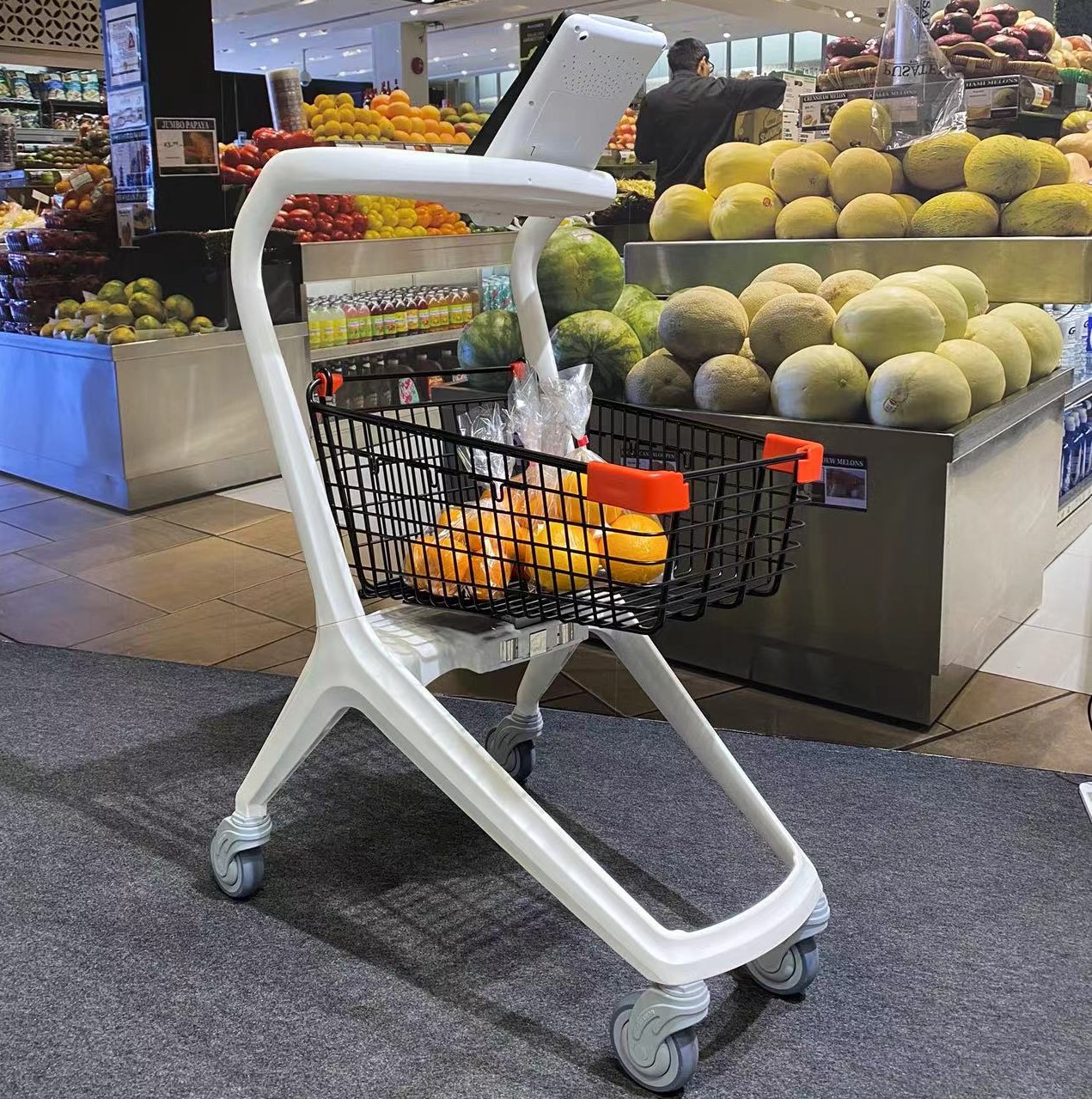 超市贸易展览会上的智能购物车