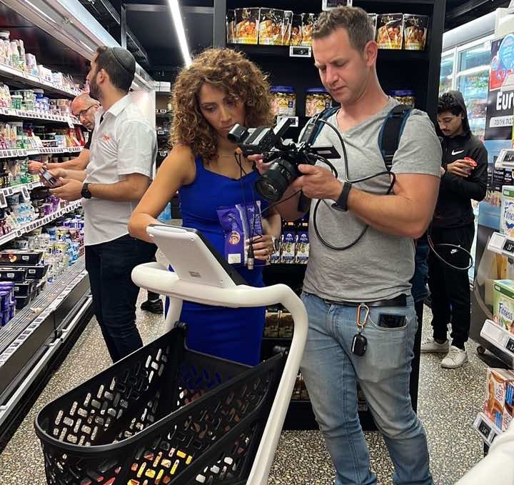 以色列超市里的超嗨智能购物车