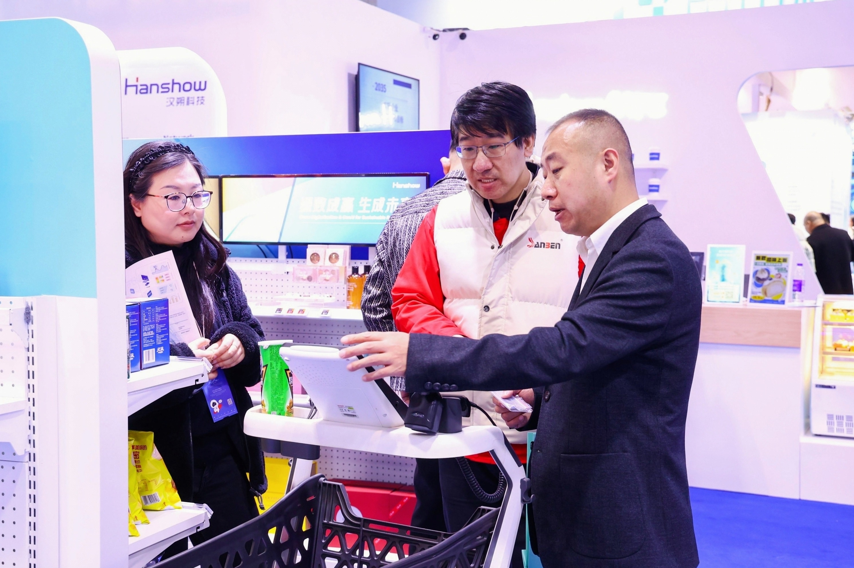 超嗨智能购物车亮相CHINASHOP2024展会，助推零售数字升级